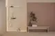 Duschsystem mit Brausethermostat in Chrom, montiert in einem minimalistischen Raum mit hellen Wänden und Holzdekoren, präsentiert von Ideal Standard.